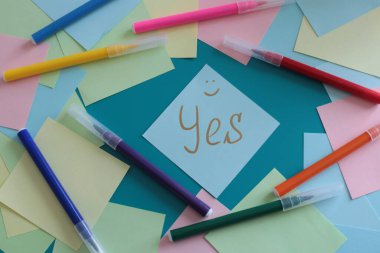  Etiketlere ve notlara yazmak için bir sürü açık alan ve notlar üzerine sözcükler