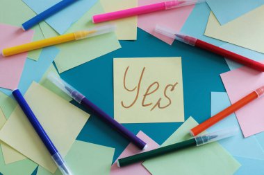  Etiketlere ve notlara yazmak için bir sürü açık alan ve notlar üzerine sözcükler