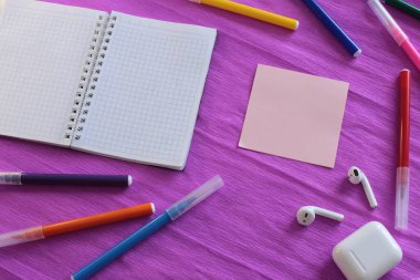  Etiketlere ve notlara yazmak için bir sürü açık alan ve notlar üzerine sözcükler