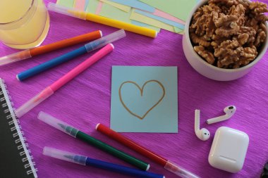  Etiketlere ve notlara yazmak için bir sürü açık alan ve notlar üzerine sözcükler