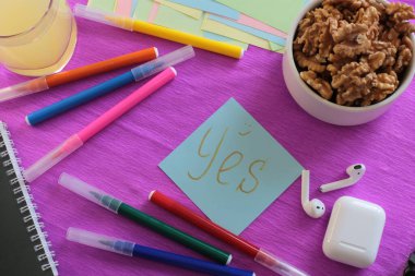  Etiketlere ve notlara yazmak için bir sürü açık alan ve notlar üzerine sözcükler