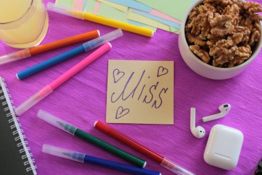  Etiketlere ve notlara yazmak için bir sürü açık alan ve notlar üzerine sözcükler