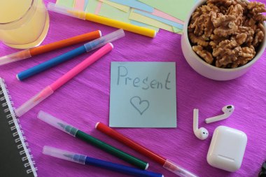  Etiketlere ve notlara yazmak için bir sürü açık alan ve notlar üzerine sözcükler