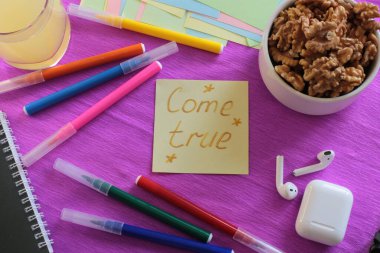  Etiketlere ve notlara yazmak için bir sürü açık alan ve notlar üzerine sözcükler