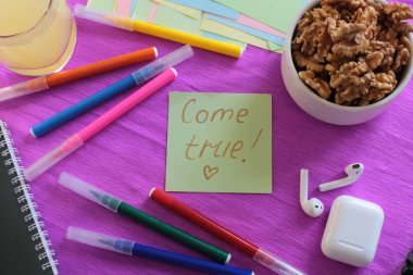  Etiketlere ve notlara yazmak için bir sürü açık alan ve notlar üzerine sözcükler