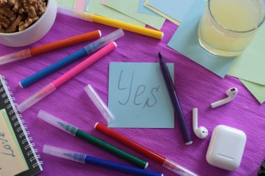  Etiketlere ve notlara yazmak için bir sürü açık alan ve notlar üzerine sözcükler