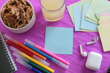  Etiketlere ve notlara yazmak için bir sürü açık alan ve notlar üzerine sözcükler