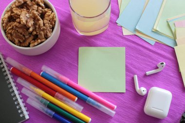  Etiketlere ve notlara yazmak için bir sürü açık alan ve notlar üzerine sözcükler