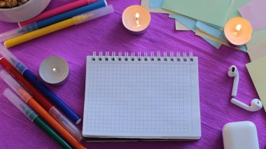  Etiketlere ve notlara yazmak için bir sürü açık alan ve notlar üzerine sözcükler