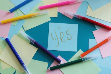  Etiketlere ve notlara yazmak için bir sürü açık alan ve notlar üzerine sözcükler