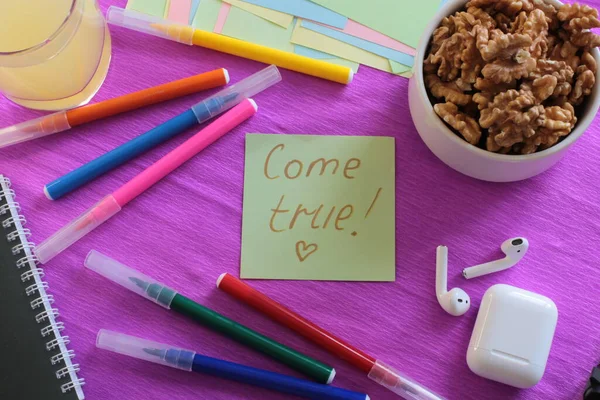  Etiketlere ve notlara yazmak için bir sürü açık alan ve notlar üzerine sözcükler