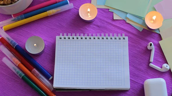  Etiketlere ve notlara yazmak için bir sürü açık alan ve notlar üzerine sözcükler