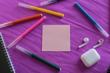  Etiketlere ve notlara yazmak için bir sürü açık alan ve notlar üzerine sözcükler