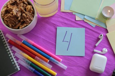  Etiketlere ve notlara yazmak için bir sürü açık alan ve notlar üzerine sözcükler