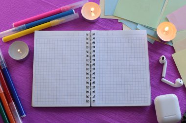  Etiketlere ve notlara yazmak için bir sürü açık alan ve notlar üzerine sözcükler