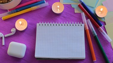  Etiketlere ve notlara yazmak için bir sürü açık alan ve notlar üzerine sözcükler