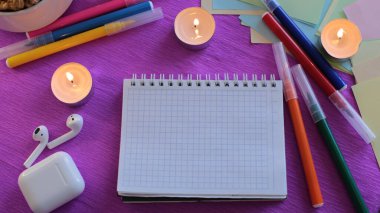  Etiketlere ve notlara yazmak için bir sürü açık alan ve notlar üzerine sözcükler