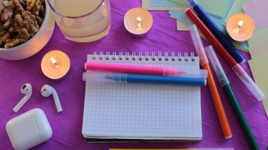  Etiketlere ve notlara yazmak için bir sürü açık alan ve notlar üzerine sözcükler