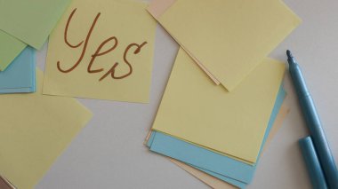  Etiketlere ve notlara yazmak için bir sürü açık alan ve notlar üzerine sözcükler