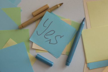  Etiketlere ve notlara yazmak için bir sürü açık alan ve notlar üzerine sözcükler