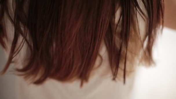 Χτενίστε Μακριά Βαμμένα Ανοιχτά Καστανά Μαλλιά — Αρχείο Βίντεο