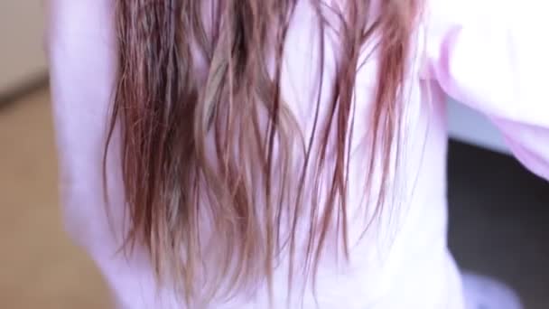 梳长染浅棕色头发 — 图库视频影像