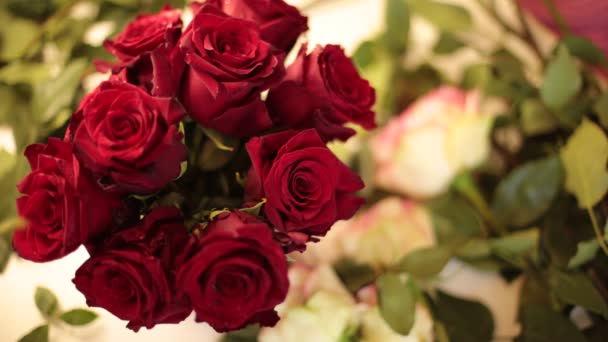 sbírat kytici skutečných květin z rudých růží