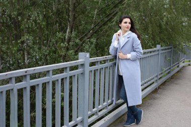 Siyah çizgileri olan, beyaz kapüşonlu güzel bir kadın.