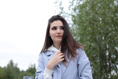Siyah çizgileri olan, beyaz kapüşonlu güzel bir kadın.