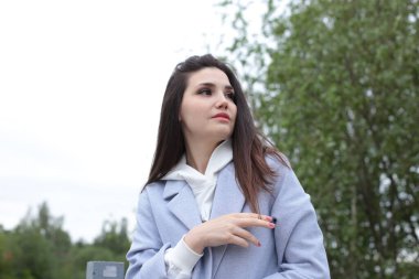 Siyah çizgileri olan, beyaz kapüşonlu güzel bir kadın.