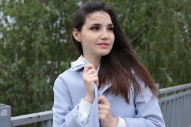 Siyah çizgileri olan, beyaz kapüşonlu güzel bir kadın.