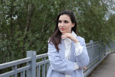 Yürüyüşe çıkmış güzel bir genç kız