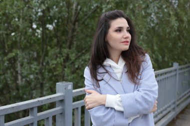 Yürüyüşe çıkmış güzel bir genç kız