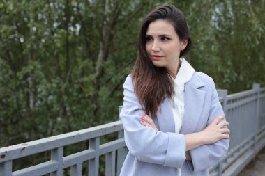 Yürüyüşe çıkmış güzel bir genç kız