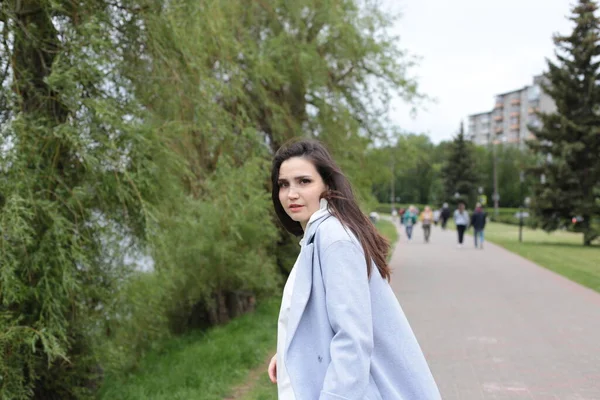 Hermosa Joven Con Rayas Oscuras Una Sudadera Con Capucha Blanca — Foto de Stock