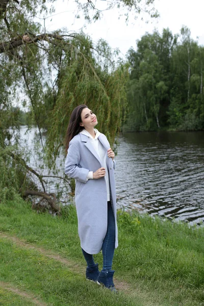 Vacker Ung Kvinna Med Mörka Ränder Vit Luvtröja Promenad — Stockfoto