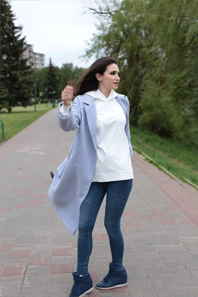 Hermosa Joven Con Rayas Oscuras Una Sudadera Con Capucha Blanca — Foto de Stock