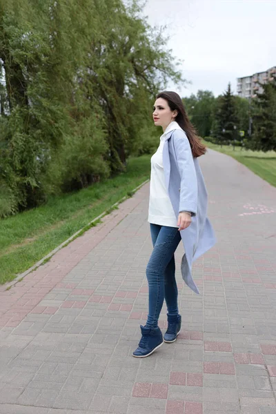 Hermosa Joven Con Rayas Oscuras Una Sudadera Con Capucha Blanca — Foto de Stock