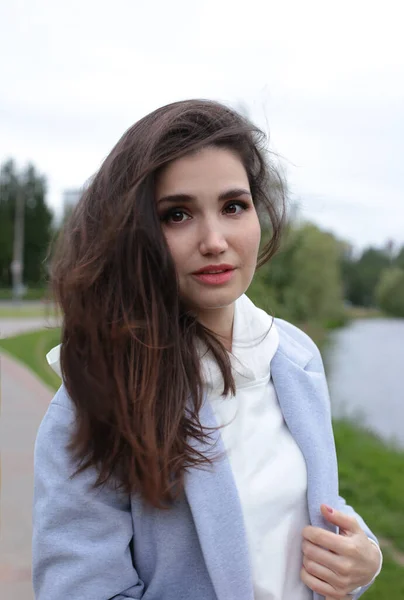 Hermosa Joven Con Rayas Oscuras Una Sudadera Con Capucha Blanca — Foto de Stock