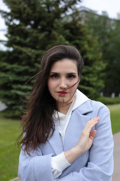 Hermosa Joven Con Rayas Oscuras Una Sudadera Con Capucha Blanca — Foto de Stock