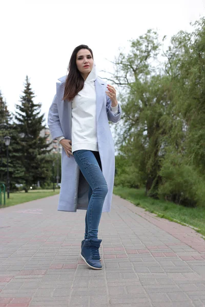 Hermosa Joven Con Rayas Oscuras Una Sudadera Con Capucha Blanca — Foto de Stock