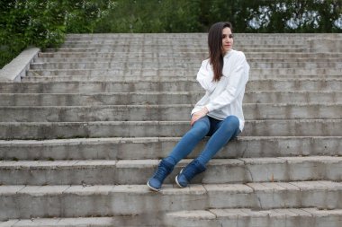 Yürüyüşe çıkmış güzel bir genç kız