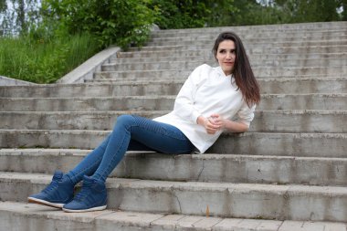 Yürüyüşe çıkmış güzel bir genç kız