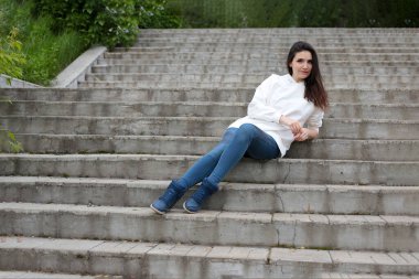 Yürüyüşe çıkmış güzel bir genç kız