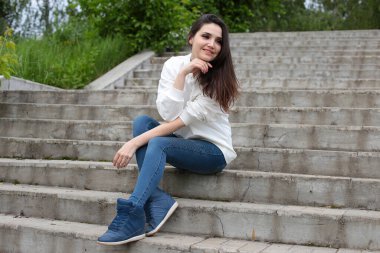 Yürüyüşe çıkmış güzel bir genç kız