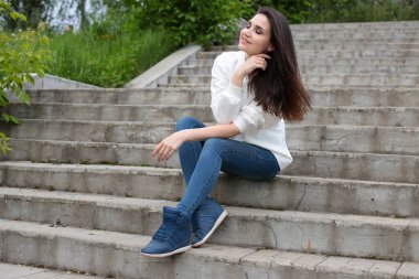 Yürüyüşe çıkmış güzel bir genç kız