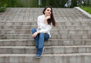 Yürüyüşe çıkmış güzel bir genç kız