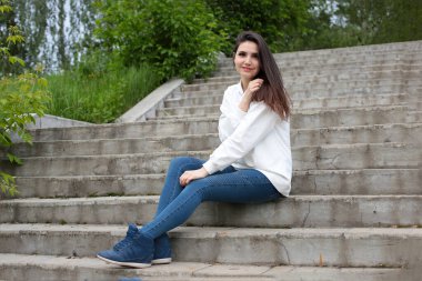 Yürüyüşe çıkmış güzel bir genç kız