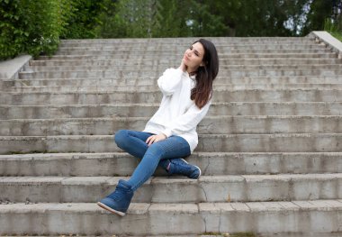 Yürüyüşe çıkmış güzel bir genç kız