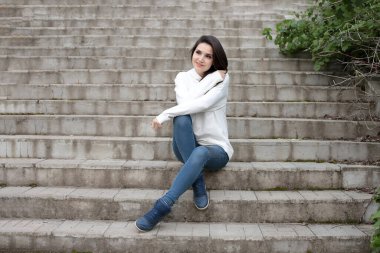 Yürüyüşe çıkmış güzel bir genç kız